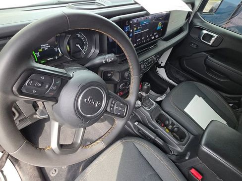Used 2024 Jeep Wrangler Unlimited image 11