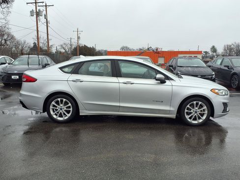 Used 2019 Ford Fusion SE FWD image 2