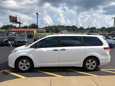Used 2011 Toyota Sienna w/ Towing Pkg FWD image 3