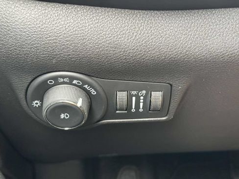 Used 2024 Jeep Compass Latitude w/ Sun and Sound Group AWD/4WD image 30