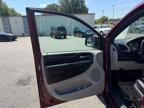 Used 2019 Dodge Grand Caravan SXT FWD image 9
