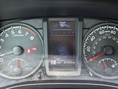 Used 2018 Toyota Tacoma SR5 AWD/4WD image 11