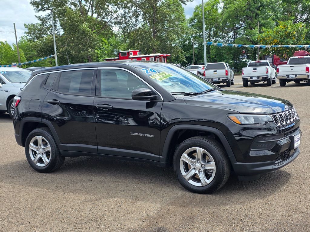 Used 2024 Jeep Compass Sport AWD/4WD image 3