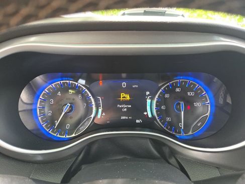 Used 2025 Chrysler Pacifica Select FWD image 2