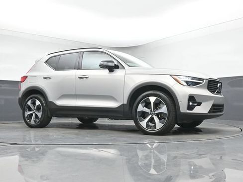 Used 2024 Volvo XC40 B5 Plus AWD/4WD image 10