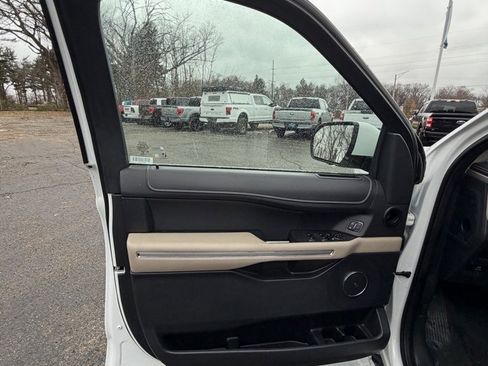 Used 2022 Ford Expedition Max Limited image 11
