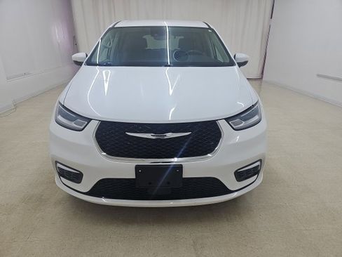 Used 2023 Chrysler Pacifica Touring-L image 14