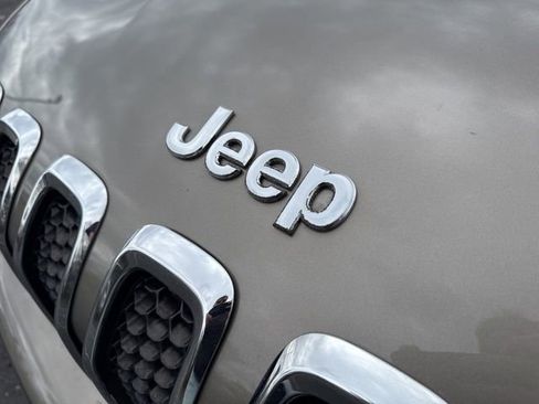 Used 2017 Jeep Cherokee Overland w/ Technology Group FWD image 29