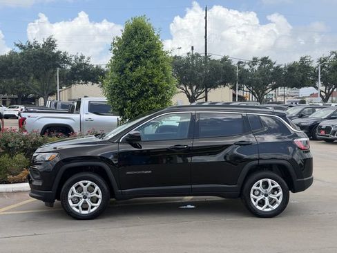 Used 2025 Jeep Compass Latitude AWD/4WD image 4