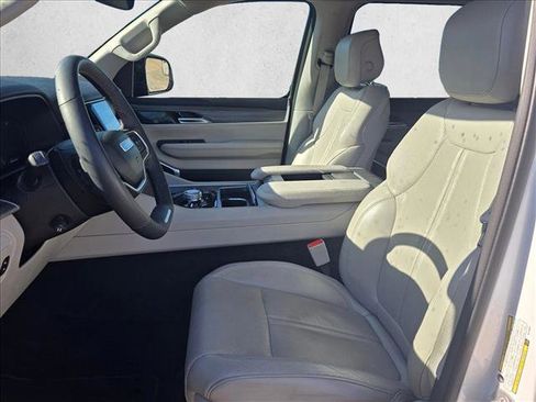Used 2024 Jeep Wagoneer L Series III w/ Flexible Seating Group AWD/4WD image 15