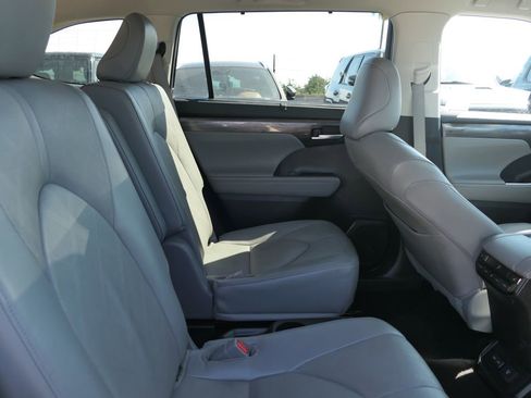 Used 2023 Toyota Highlander Platinum image 22