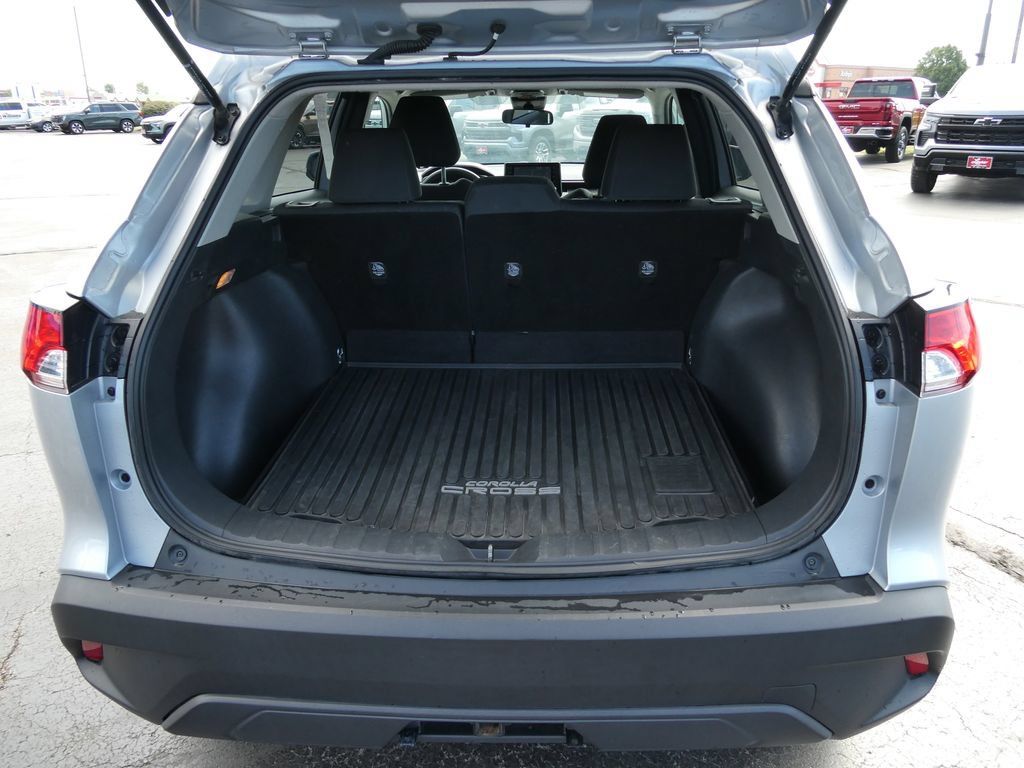 Used 2022 Toyota Corolla Cross LE AWD/4WD image 16