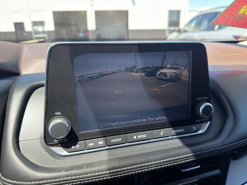 Used 2023 Nissan Rogue SV FWD image 25