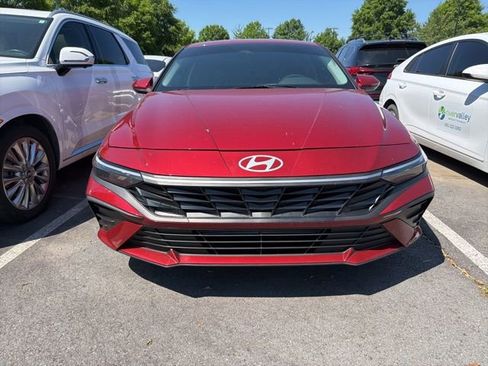 Used 2025 Hyundai Elantra SE FWD image 2