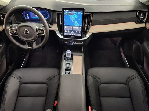 Used 2025 Volvo XC90 B5 Plus image 4