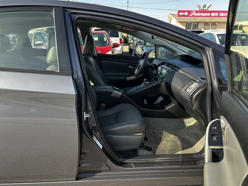 Used 2014 Toyota Prius Two image 9