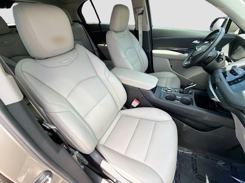 Used 2023 Cadillac XT4 Luxury w/ Cold Weather Package FWD image 14
