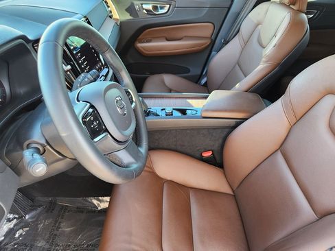 Used 2023 Volvo XC60 B5 Plus image 3