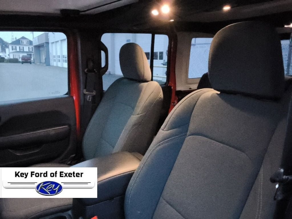 Used 2025 Jeep Wrangler Unlimited Sahara AWD/4WD image 28