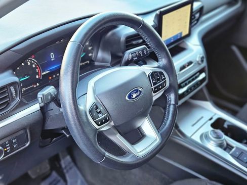 Used 2022 Ford Explorer XLT image 17
