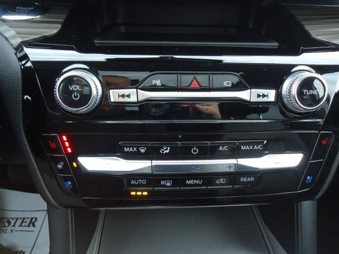 Used 2022 Ford Explorer Limited w/ Equipment Group 301A image 29