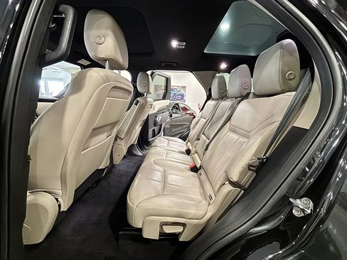 Used 2017 Land Rover Discovery SE AWD/4WD image 16