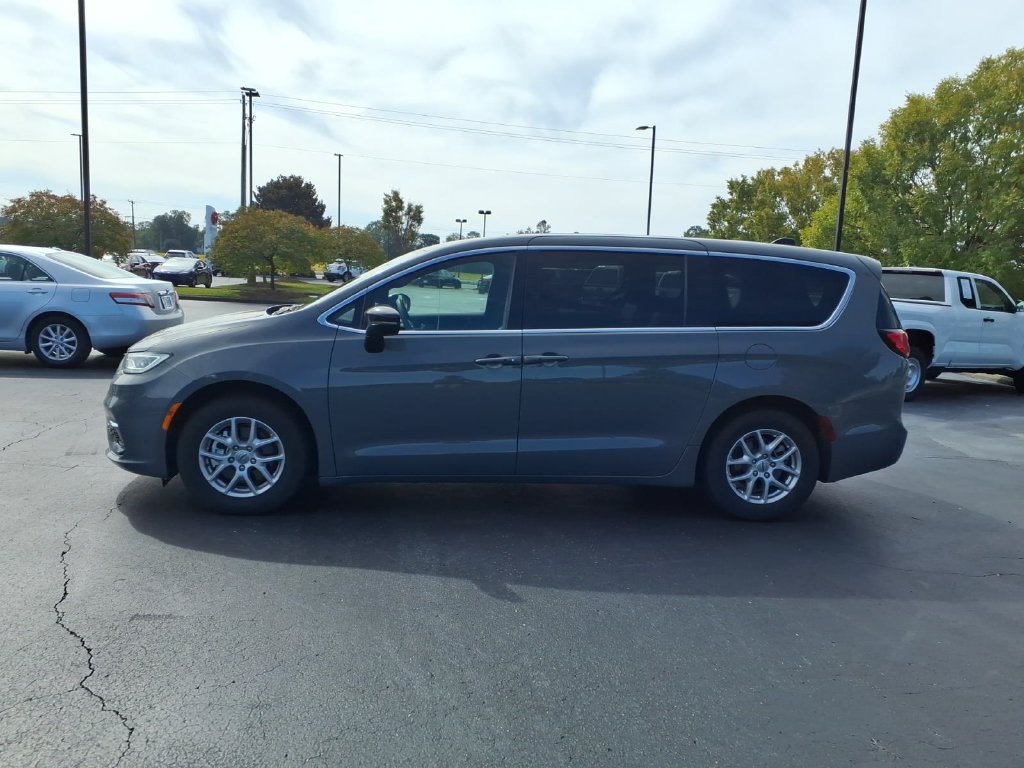 Used 2025 Chrysler Pacifica Select FWD image 6
