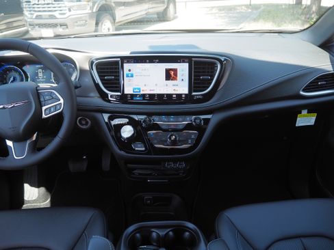 New 2025 Chrysler Pacifica Select w/ Uconnect Theater Family Group image 19