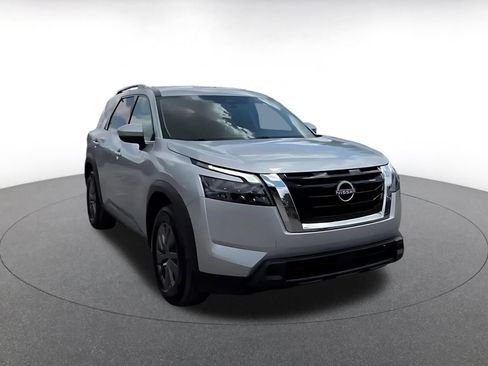 Used 2025 Nissan Pathfinder SV image 3