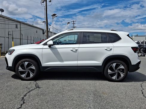 Used 2025 Volkswagen Taos SE AWD/4WD image 7