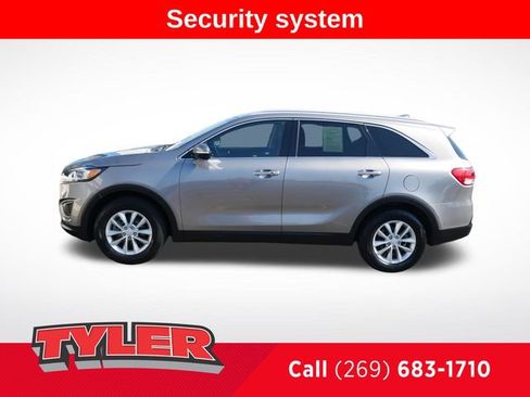 Used 2017 Kia Sorento FWD w/ LX Convenience Package image 4