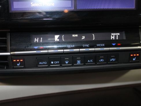 Used 2024 Toyota Sienna XLE image 43