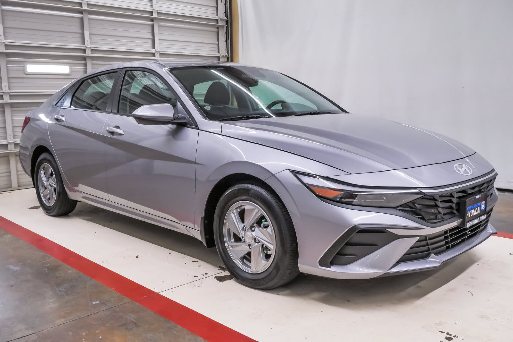 Certified 2026 Hyundai Elantra SE FWD image 5