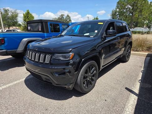 Certified 2022 Jeep Grand Cherokee Laredo X AWD/4WD image 3