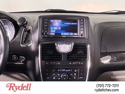 Used 2015 Chrysler Town & Country Touring w/ Driver Convenience Group image 21