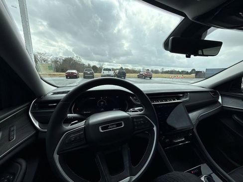 Used 2023 Jeep Grand Cherokee L Limited w/ Luxury Tech Group II image 16