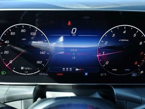 Used 2025 Mercedes-Benz GLC 300 4MATIC image 11