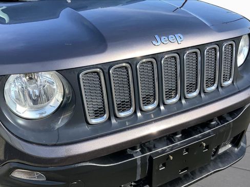 Used 2018 Jeep Renegade Latitude FWD image 29
