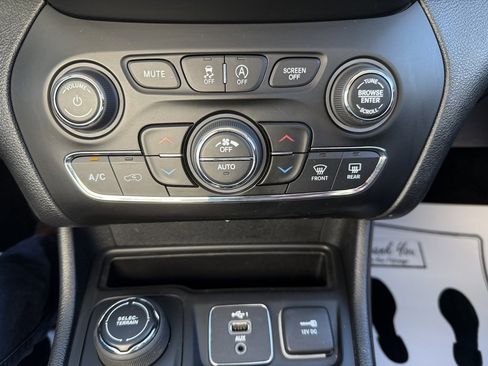 Used 2020 Jeep Cherokee Limited image 17