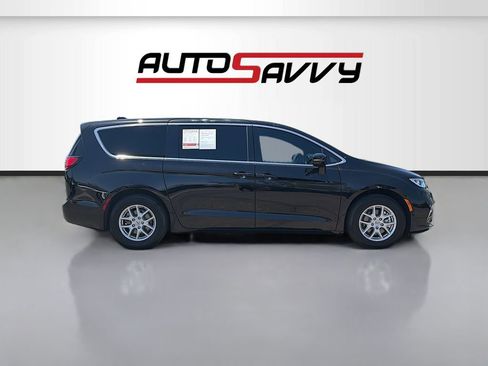 Used 2025 Chrysler Pacifica Select FWD image 8