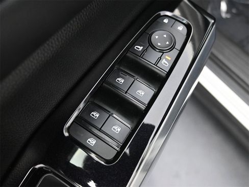 Used 2022 Nissan Pathfinder SL w/ SL Black Package image 4