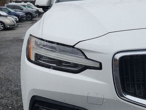 Used 2021 Volvo S60 T5 Momentum w/ Premium Package image 9