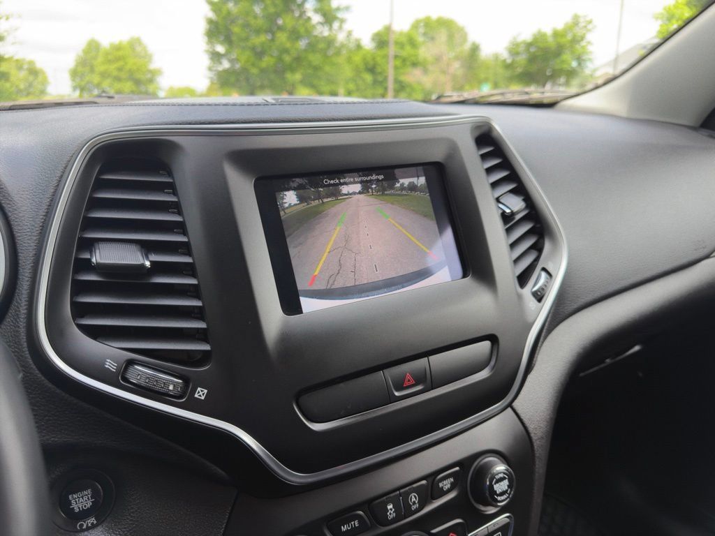 Used 2019 Jeep Cherokee Latitude Plus w/ Cold Weather Group AWD/4WD image 10