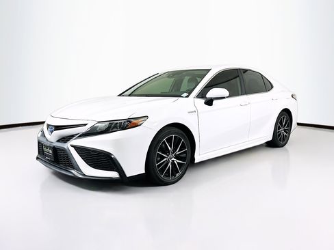 Used 2021 Toyota Camry SE FWD image 3