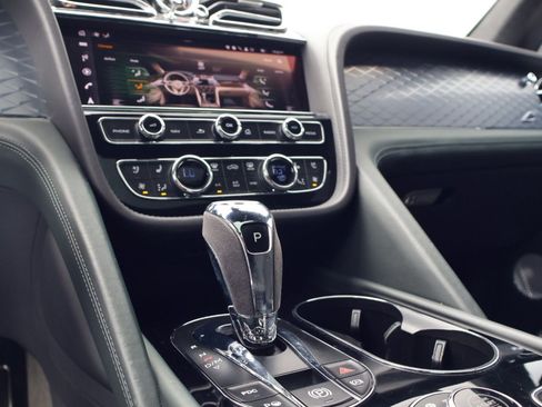Used 2022 Bentley Bentayga AWD/4WD image 21