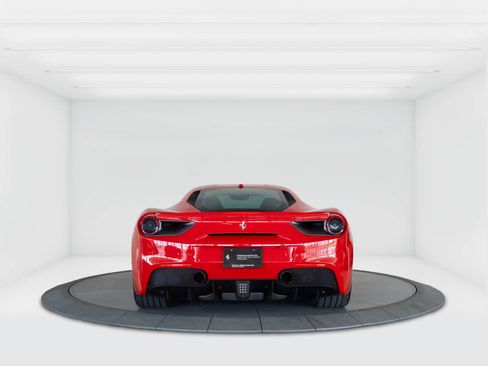 Used 2018 Ferrari 488 GTB RWD image 4