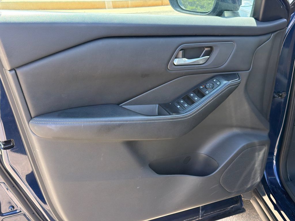 Used 2025 Nissan Rogue SV FWD image 10