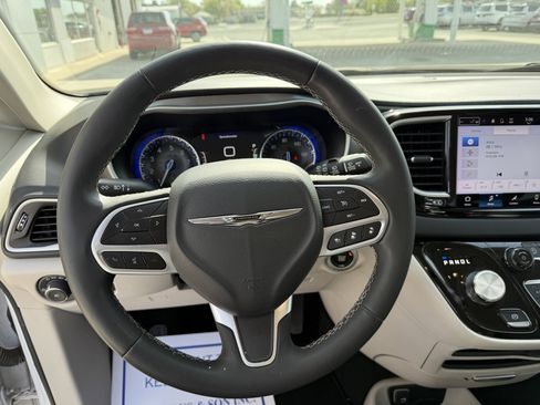 Used 2024 Chrysler Pacifica Touring-L FWD image 22