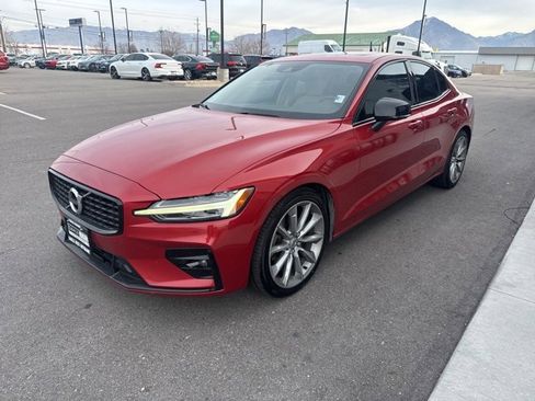 Used 2021 Volvo S60 T5 Momentum image 3