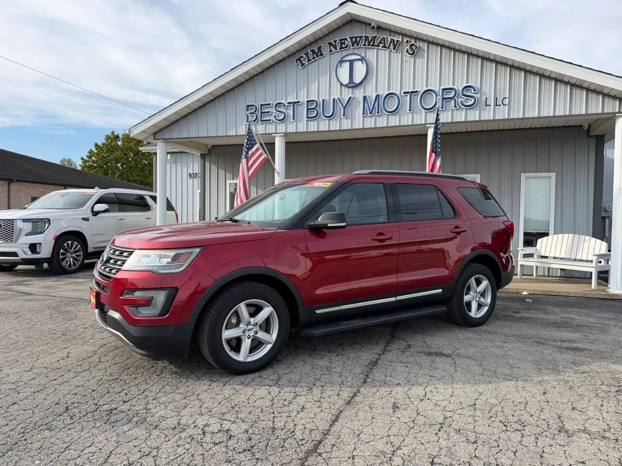 Used 2017 Ford Explorer XLT AWD/4WD image 1
